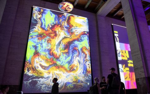 Personas recorren la exhibición 'The Gateway', el 30 de noviembre de 2022, en la Miami Art Week.