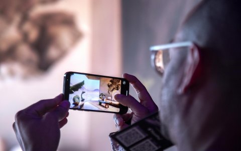 Una persona saca una fotografía de la obra 'Ares House', de Daniel Arsham, parte de la exhibición 'The Gateway', el 30 de noviembre de 2022, en la Miami Art Week.