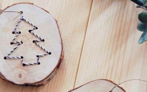 Papel, cartón o madera se utilizan para realizar los adornos navideños