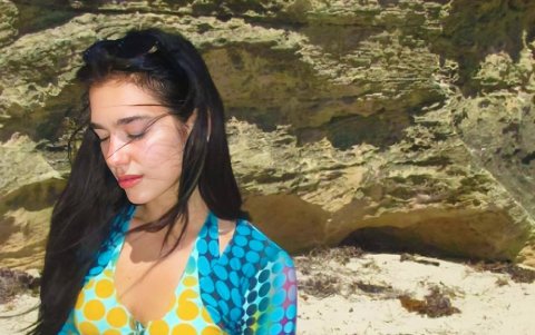 Dua Lipa usando conjunto con cyber dots