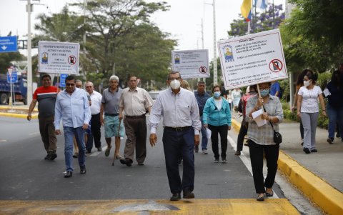 Un grupo de residentes avanzó hasta el predio donde se proyecta la construcción de la gasolinera.