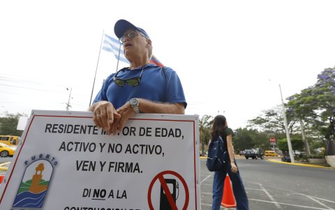 Residentes de la tercera edad también se sumaron al rechazo.
