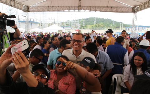 Evento. Glas junto a decenas de militantes correístas y funcionarios de Celec invitados a la inauguración de la subestación eléctrica de Chorrillos, el 19 de mayo de 2017.