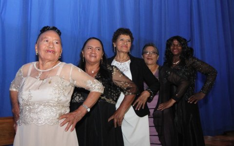 Representantes. Cinco bellas mujeres representaron a sus barrios. Desfilaron en traje típico y traje de noche.