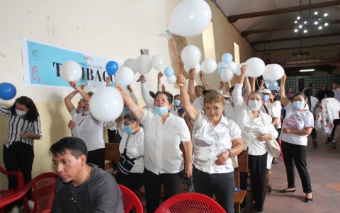 2. Barras. Los asistentes apoyaron con alegría a sus candidatas.