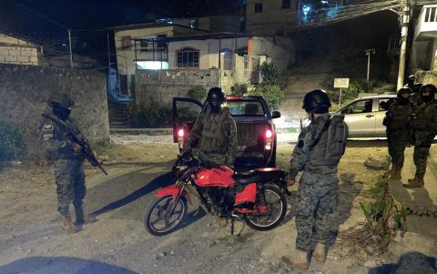 Operativo. Militares liberan a la víctima e incautan motocicleta.