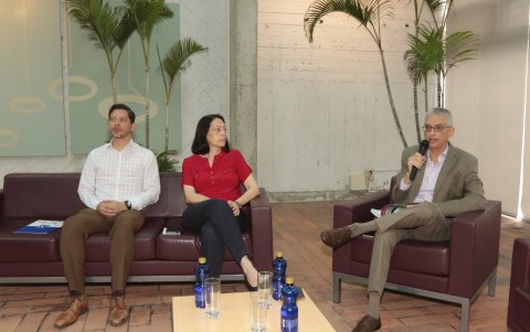 Durante el acto. arquitectos e historiadores de la ciudad se hicieron presentes para adquirir la obra.