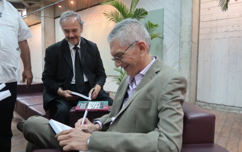 Tras la presentación, Compte firmó los ejemplares que el auditorio llevó consigo.