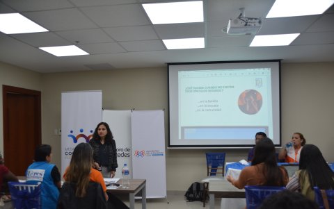 Los participantes se reunieron por grupos para analizar el problema y generar posibles soluciones.