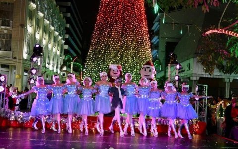 Durante el encendido del árbol hubo shows artísticos. Decenas de bailarines participaron en él.