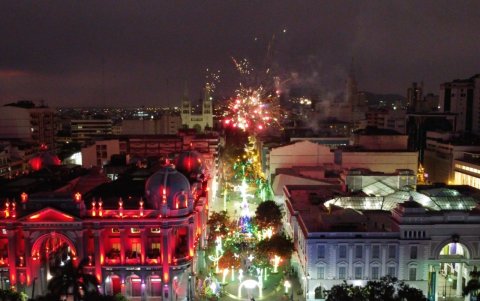 Así de viva permanece hoy la Plaza de la Administración por Navidad, y así de viva la quiere ver la comunidad para salir sin miedo..