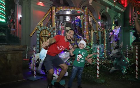 Las familias aprovecharon para fotografiarse con cada elemento colocando en plaza. En total hubo cerca de cincuenta.