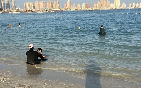 Tal como se las ve en las calles, las musulmanas entran al agua con su vestimenta completa. Antes la entrada a la playa tenía costo.