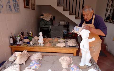 Labor. El ceramista durante uno de los momentos de desarrollo de una de sus obras.