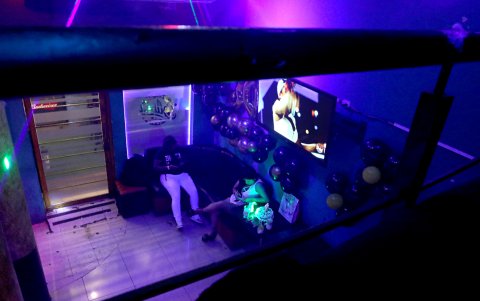 Discotecas. Los centros nocturnos lucen prácticamente vacíos. Se observa a pocas personas disfrutando de la noche guayaquileña.