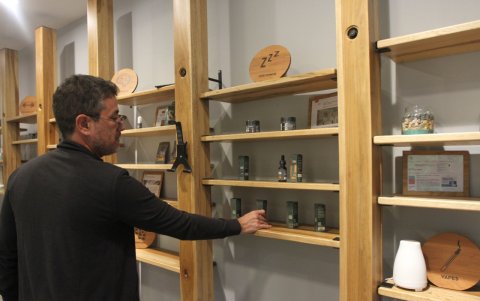 Exposición. En las perchas se encuentra una variedad de productos elaborados a partir de esta planta