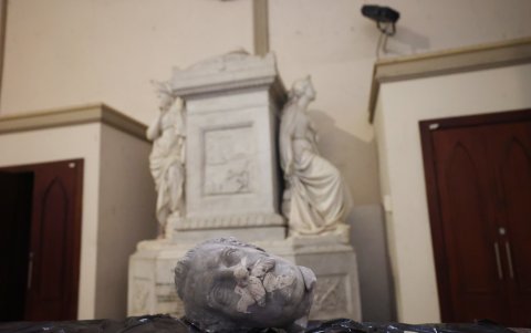 Especial. Los restos del empresario Belisario Gonzales yacen en la Sacristía, resaltada por una escultura en mármol blanco.