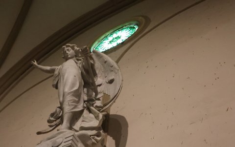 Otras esculturas parecidas a las que se levantan en lápidas del Cementerio General son conservadas dentro de la iglesia.