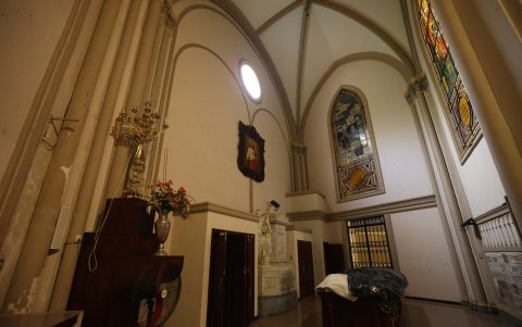 También resaltan en sus paredes, 126 coloridos vitrales con imágenes religiosas.