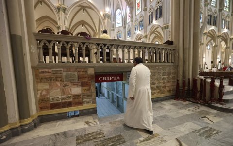 En la entrada de la cripta, abajo del Altar Mayor, hay pequeñas placas de mármol en memoria o agradecimiento a personas civiles.