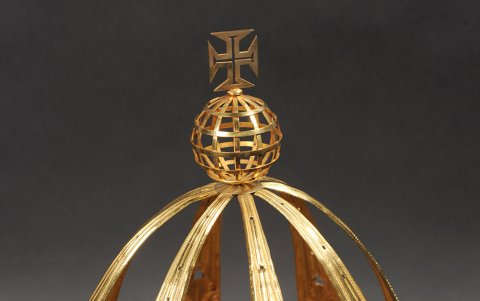 La gran corona. La corona fabricada por el orfebre Manuel Inácio de Loiola.