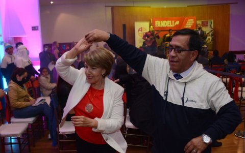Festejo. Los asistentes bailaron el Chulla Quiteño.