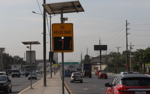 Fotorradar ubicado en la vía a Daule, cerca a Montebello.