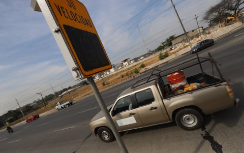 Vialidad. Uno de los fotorradares de la vía a Daule, en el noroeste de Guayaquil, ha sido blanco de quejas.