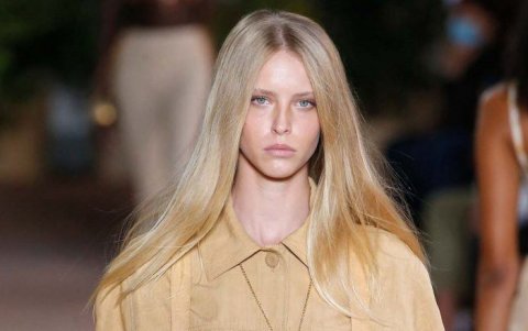 Cabello rubio vainilla.