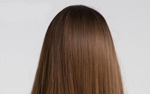Cabello castaño caramelo.