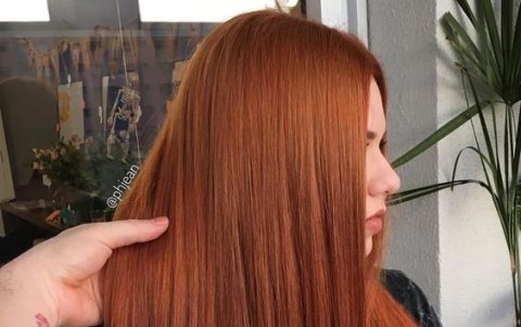 Cabello pelirrojo cálido.