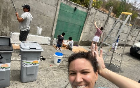 Unión. Los residentes ayudan también en otras actividades, como pintar paredes externas, en las que participan padres e hijos en familia. Los moradores hacen autogestión.