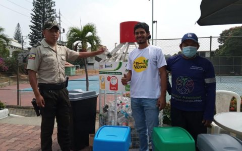 Contribución. Personal de la Policía contribuye también en la labor de reciclaje que se realiza en las jornadas del ‘reciclatón’, a las que llegan desde distintos puntos.