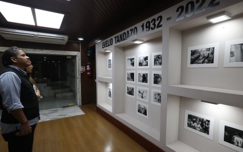 Las fotos. Las últimas décadas del maestro y escultor Evelio Tandazo Vivanco fueron recogidas por el ex alumno Wladimir Torres.