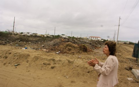 Daño. Los montículos de tierra están entre casa y casa, la vía pública y entre la espesa maleza que los rodea.