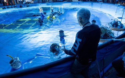 El director canadiense James Cameron (d) durante el rodaje de la película 