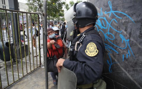 Policías vigilando el Palacio de Perú.