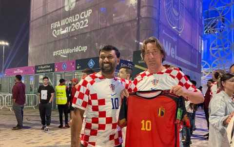 Un hincha croata sostiene una casaquilla del conjunto belga, tras el duelo que terminó empatado en la fase de grupos.