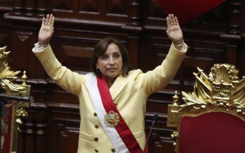 La abogada Dina Boluarte saluda tras ser juramentada como nueva presidenta del Perú hoy, en la sede del Congreso en Lima (Perú).