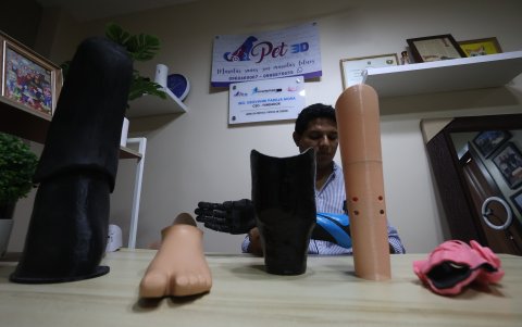 Geovanni Padilla, dueño de Ecuaprótesis 3D muestra partes de las impresiones que realiza en su taller.