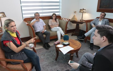 La prefecta atendió a EXPRESO en su despacho junto con un grupo de especialistas