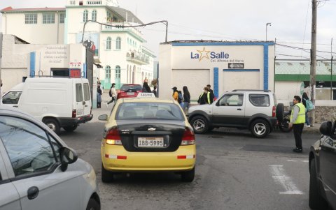 Realidad. El tráfico alrededor de las instituciones educativas es pesado a la hora de entrar o salir.