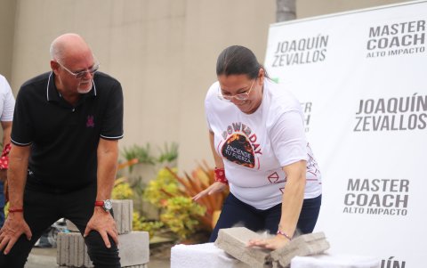 Romper maderas es una de las técnicas de alto impacto.