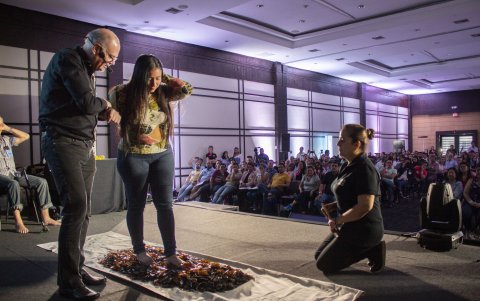 En una demostración de caminata sobre vidrios