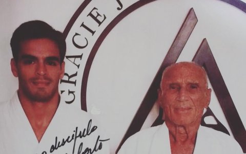 Roberto Bitar junto al maestro Helio Gracie.