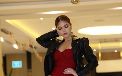 Ideal para una salida con amigas, el rojo genera mucha energía, así como pasión, amor y calidez.