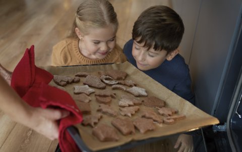 Realizar galletas con los niños es una gran opción.