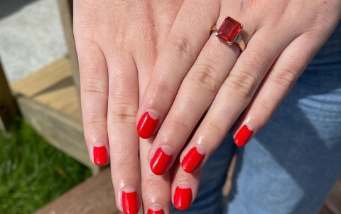 Esmalte rojo con estilo años 50