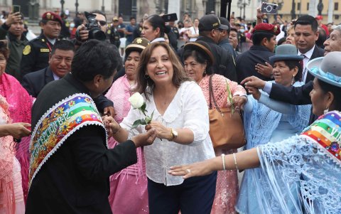 La nueva presidenta de Perú, Dina Boluarte, participa en una procesión de la Virgen de la Inmaculada Concepción de la ciudad de Puno hoy, en la Plaza de Armas de Lima (Perú).