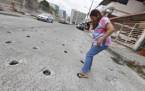 Efecto. Los huecos se multiplicaron en el primer callejón 14 NE de la ciudadela Simón Bolívar, en el norte. Ahí, tanto los residentes como los propietarios de negocios se sienten en constante peligro de caer.
